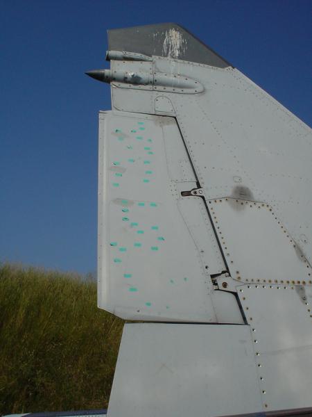 DSC04158

Még mindig a 05-ös repülőgép. Jobb oldali függőleges vezérsík belső fele. A szigetelőszalag nyomok egy-egy horpadást takarnak.