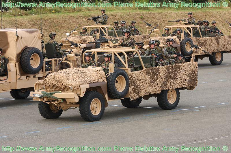 1er_regiment_parachutiste_infanterie_Marine_acmat_VLRA_french_army_parade_14_july_2009_d2_001