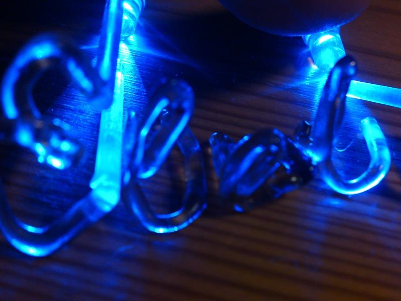 A neonfelirat betűit átlátszó öntőkeretből készítettem, ez volt a legjobb fényvezető eddig. Később elvetettem a világító neon feliratot.