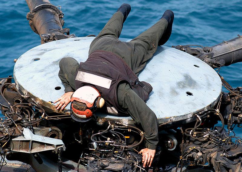 800px-US_Navy_030324-N-4048T-019_At_sea_aboard_USS_Kearsarge_(LHD_3)_A_Marine_Aviation_Maintenance_Mechanic_visually_checks_rotor_locks_on_an_CH-53E_Sea_Stallion_helicopter_prior_to_flight

ch-53