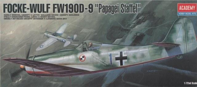 Academy 1611 - 1/72 Focke-Wulf Fw 190 D-9 Papagei Staffel - 2500ft + Plastyk - 1.72 Focke Wulf Fw109D-9 DORA + alkatrésznek, az alsó szárnyfedél hiányzik