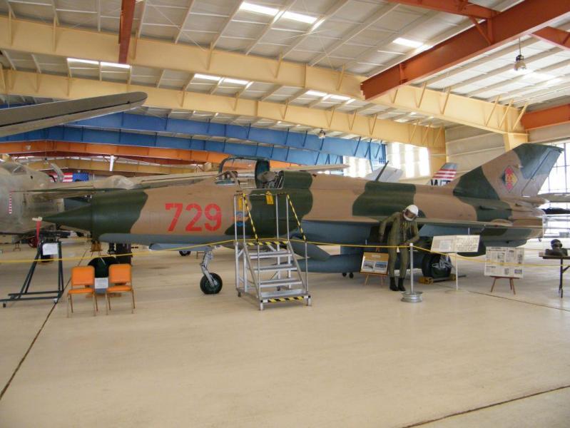 MiG-21

"A baráti NDK Nemzeti Néphadseregének korszerű elfogóvadász repülőgépe"
El Pasoban és Kanadában sok német pilóta állomásozik, ott gyakorlatoznak. Az Észak-Amerikában állomásozó Luftwaffe-egységek parancsnoka ajándékozta a gépet a múzeumnak. 