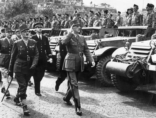 Le-26-aout-1944-general-Gaulle-passe-revue-troupes-2e-division-blindee-general-Leclerc-place-Etoile-lors-defile-Champs-Elysees-lendemain-liberation-Paris_