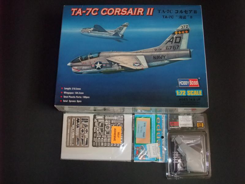 1/72 Hobby Boss  TA-7C Corsair II + EDU rézmaratással és Wolfpack felhajtható szárnyakkal

13000.-