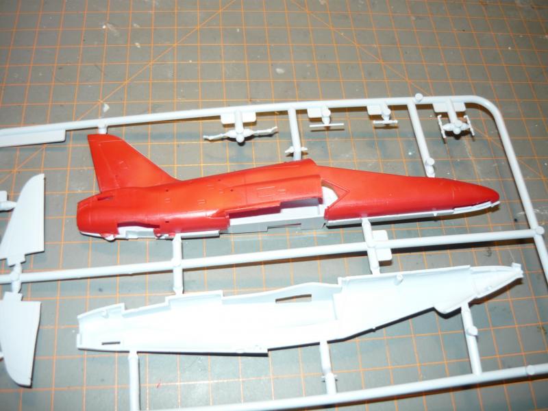 P1100573

A Britmodelleren láttam egy összehasonlítást, miszerint a Revell orra túl tömpe. a Következőkben ezt is körbejárom. Egyébként alakra tényleg nagyon közel áll egymáshoz a két makett, szerintem ha van is eltérés, akkor az a teljes hosszban 1 mm-nél nem nagyobb.
Oké, soknak tűnik ez is, de a Trumptere és a Zvezda 1/72-es MiG-29 makettjei mintha nem is ugyan arról a típusról készültek volna.
