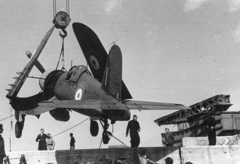 Vought-F4U-1A-Corsair-RNZAF-NZ5643-being-craned-ashore-from-HMS-Glory-at-Iwakuni-Japan-vagott