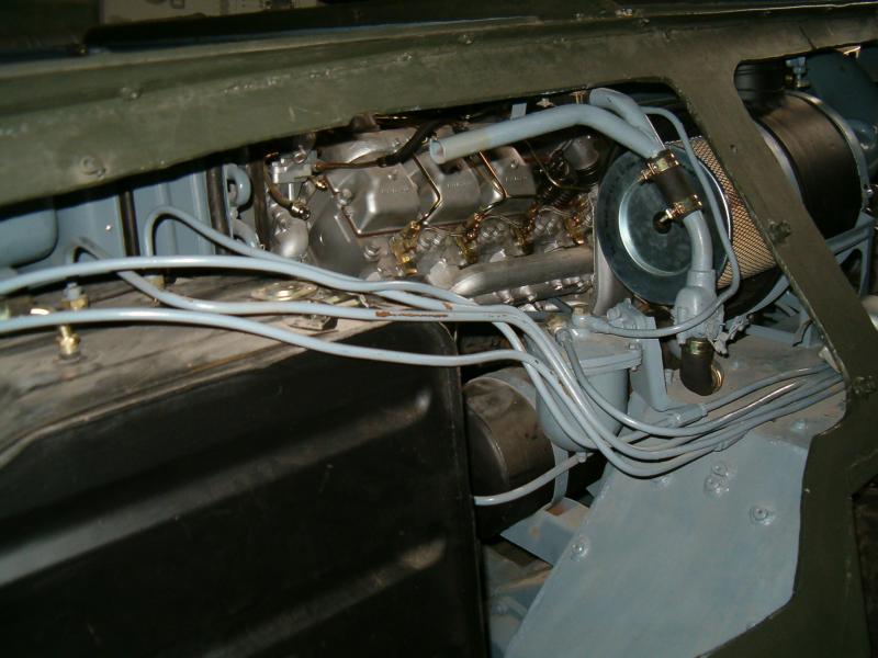 BTR-80 motortér 04