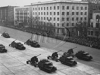 Budapest, 1958. április 4. A gépesített légvédelmi tüzérek felvonulása az április 4-i katonai díszszemlén a Dózsa György úton. MTI Fotó  Bodnár László