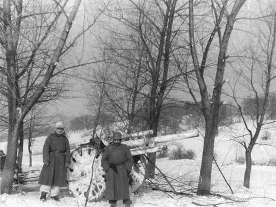 Az 1. huszárhadosztály 37 M 10,5 cm-es könnyű tábori tarackja, Mány közelében, Kecskéd-Majkpuszta térségében, 1945 januárjában