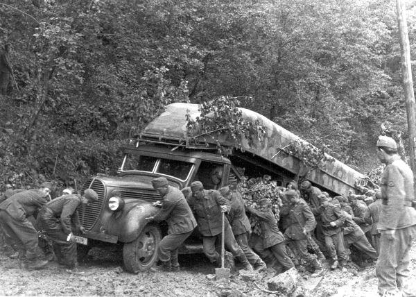 A magyar gyorshadtest Ford típusú pontonhídszállító 3 tonnás tehergépkocsija elakadt egy felázott galíciai földúton - 1941 július

https://www.arcanum.com/en/online-kiadvanyok/2vhSzakkonyv-magyarok-a-ii-vilaghaboruban-2/a-keleti-hadszinter-es-magyarorszag-1941-1943-CF9/2-a-barbarossa-hadmuvelet-1941-junius-22-1941-december-4-D5D/a-magyar-kiralyi-honvedseg-1941-evi-hadmuveletei-ukrajnaban-DC3/