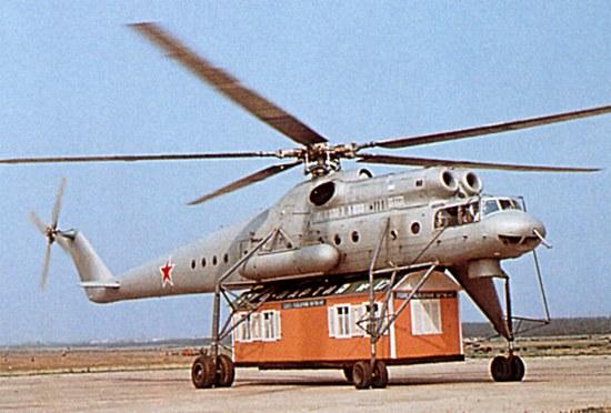 Mi-10 egy épülettel a hasa alatt