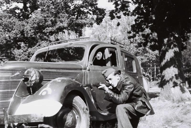 Ford V8-G81A - 3-303 - Milanówek - 1944+ = instytutpolski (Maria Zima)+