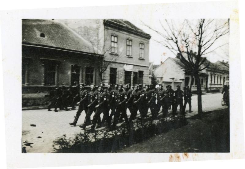 Német katonák menetelnek Nagykanizsán

Magyar Nemzeti Levéltár
